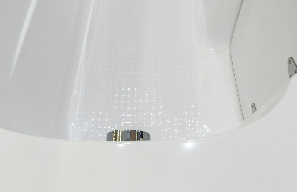 pohľad na dvierka z vnútra vane