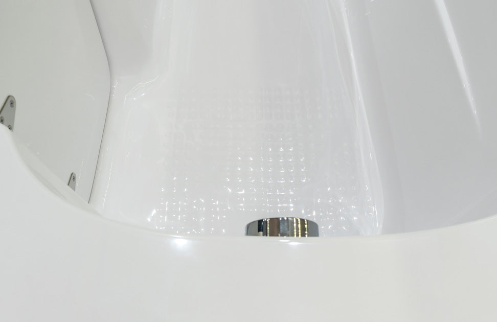 pohľad na dvierka z vnútra vane