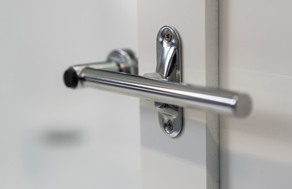 Objavte bezbariérovú vaňu so sklenenými dvierkami v strede nielen pre seniorov, vyrobenú z kvalitného akrylátu. Urobte si vaňu bezpečnejšou a pohodlnejšou! 🛁