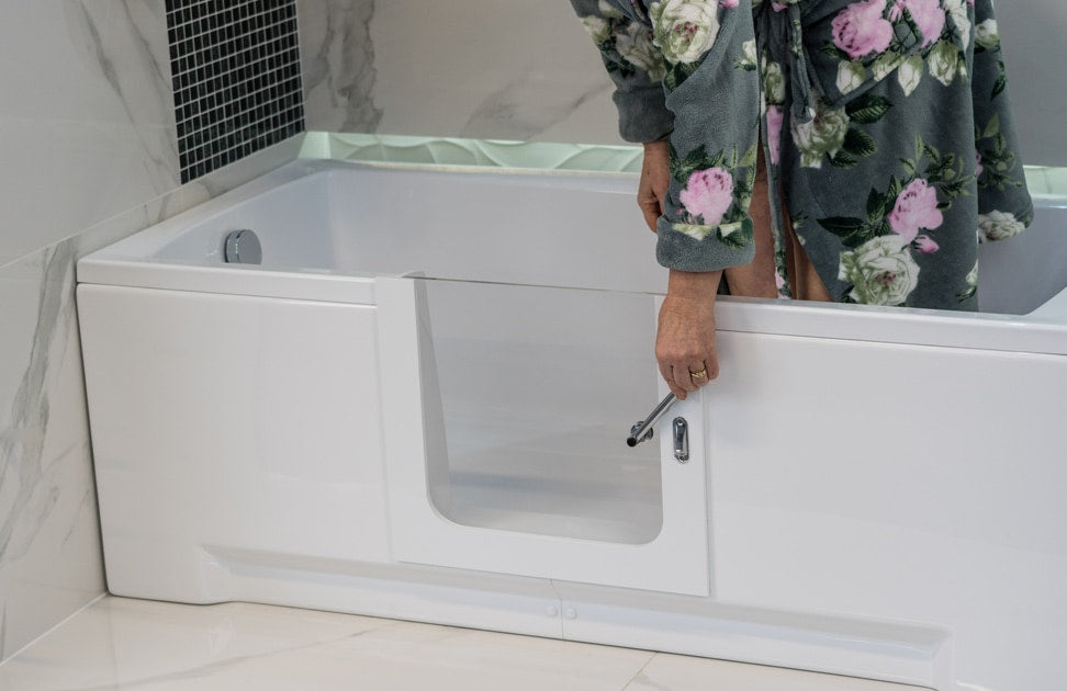 Bezbariérová akrylátová vaňa s posuvnými dvierkami – biela obdĺžniková vana pre seniorov (170x70cm), bezpečný bočný vstup, ergonomický dizajn, odolný tvrdený akrylát, panelové kryty, prepadový odtok