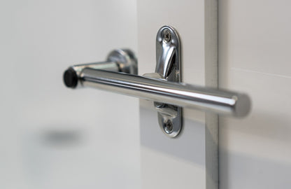 Objavte bezbariérovú vaňu so sklenenými dvierkami v strede nielen pre seniorov, vyrobenú z kvalitného akrylátu. Urobte si vaňu bezpečnejšou a pohodlnejšou! 🛁
